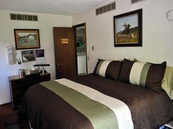 Lazy T Ranch Guest House Manhattan Exterior photo